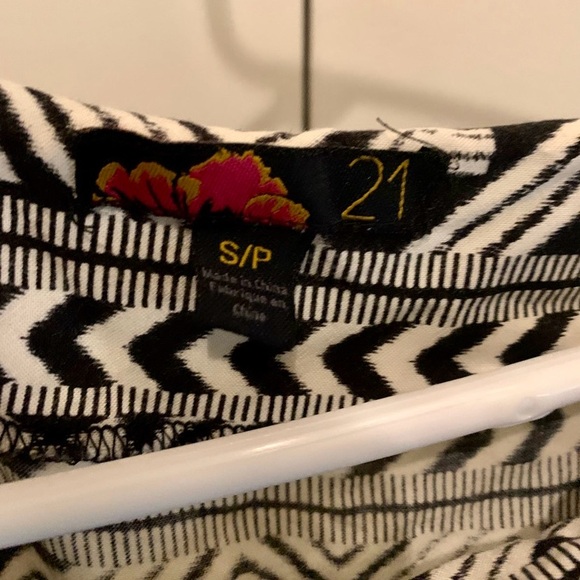 Forever 21 black white short-sleeve tunic style shirt belt loop… - Picture 2 of 9